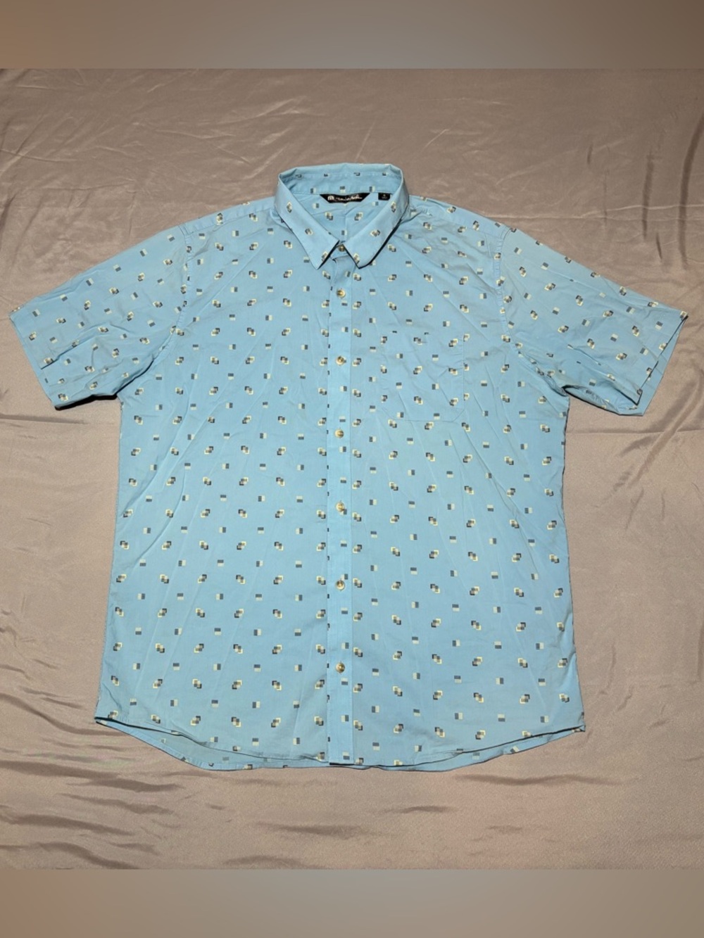 Travis Mathew Button Down Blue Shirt Men’s Size XL,Short Sleeve Geometric Print